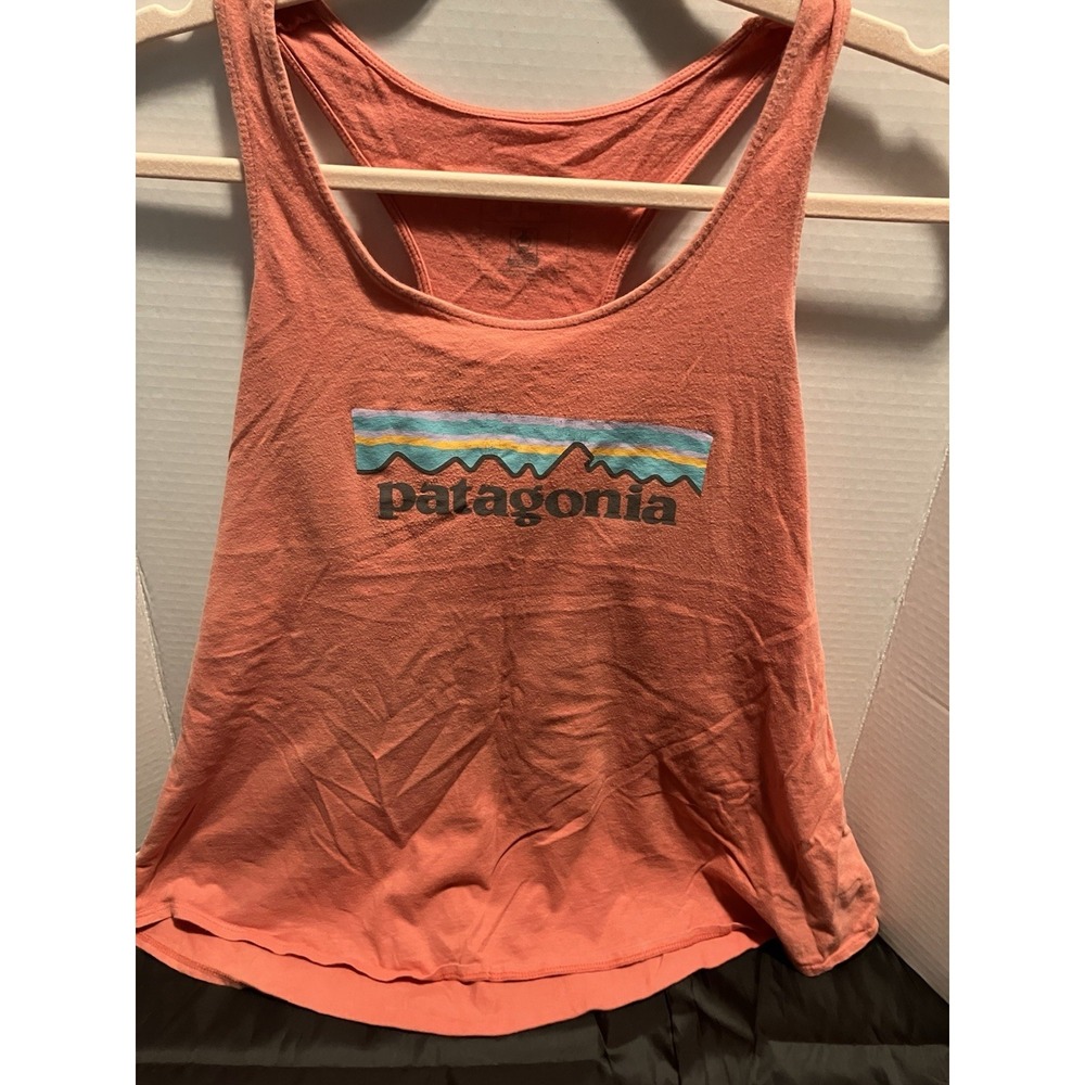Patagonia Women's Tank Top Fitz Roy Bear Size Medium Coral Pre-loved Running